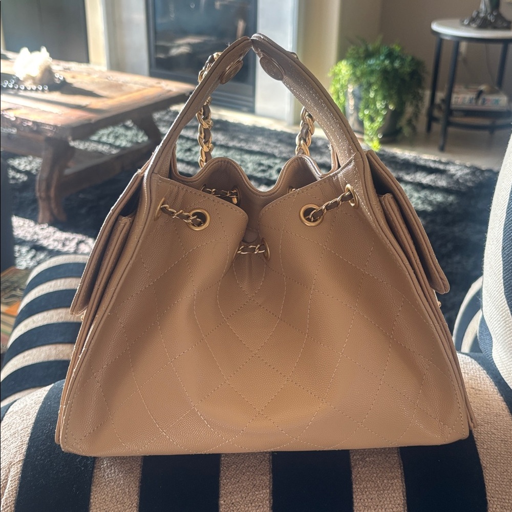 Chic Beige Quilted Shoulder Bag with Gold Chain Strap 25 CC - Picture 6 of 11
